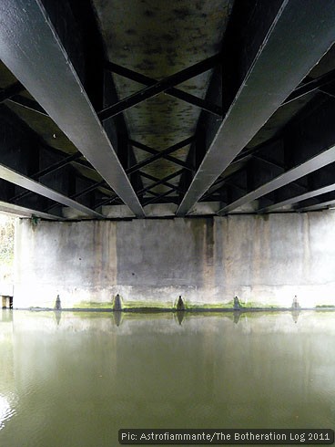 Canal passing under the girders of a bridge